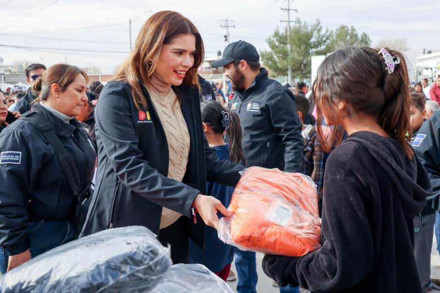Entrega DIF cobijas, chamarras y piernas de pavo en Casef Olivia Espinosa
