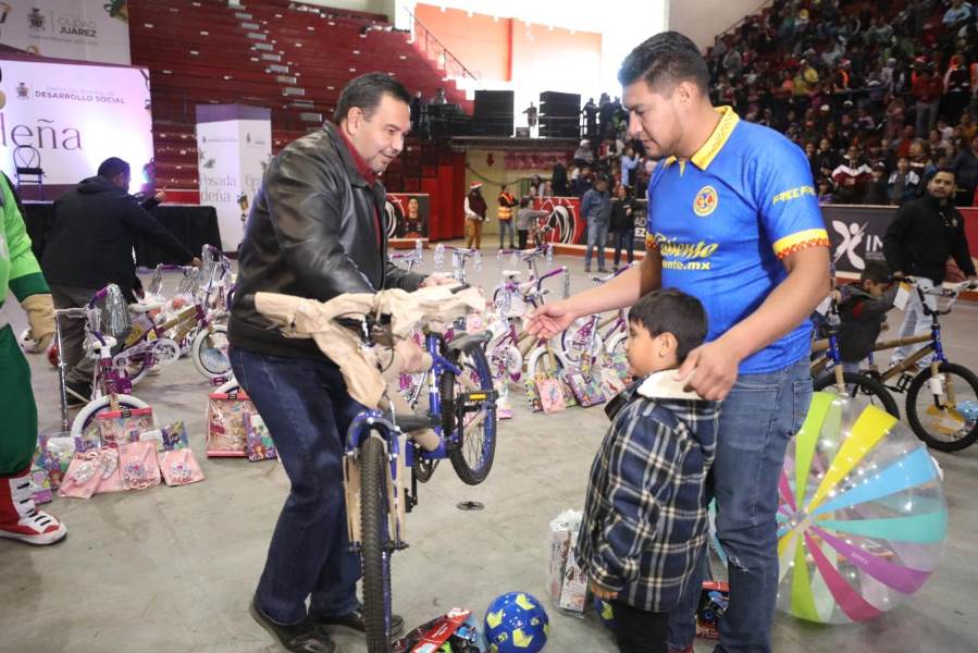 Festeja alcalde a niños del poniente con Gran Posada Navideña