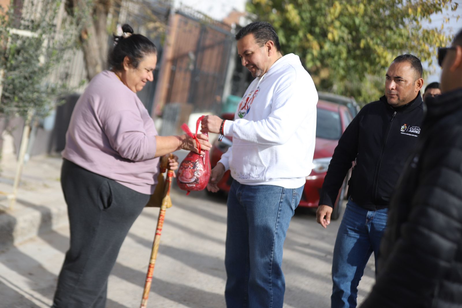 Entregan a domicilio piernas de cerdo para la cena de Navidad.