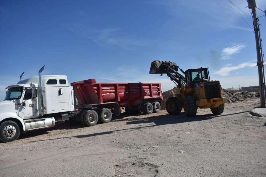Mantiene Limpia retiro de basura y escombro en lotes baldíos