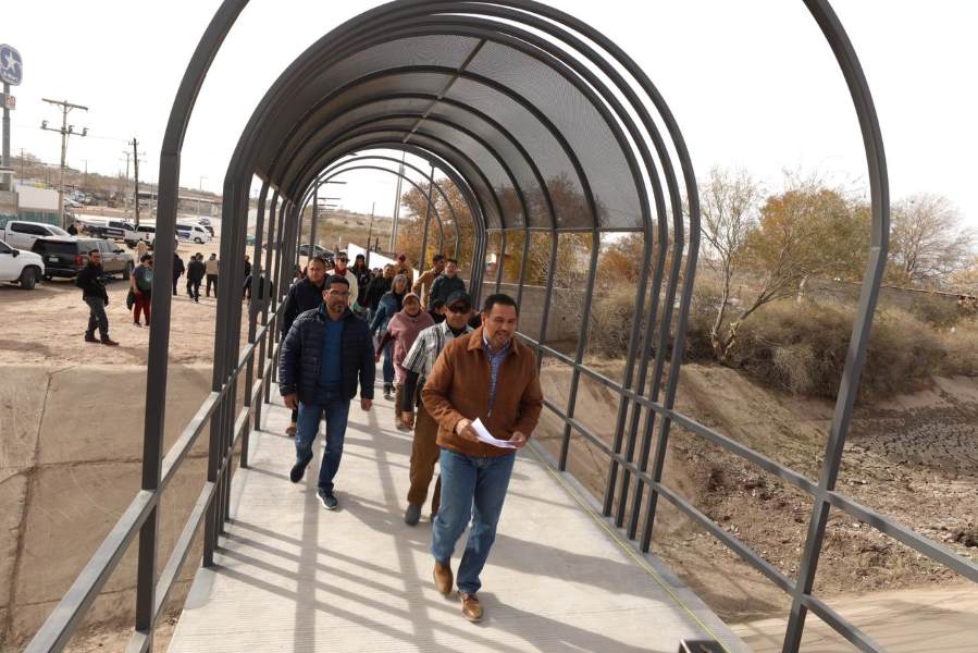 Recibe Presidente puente peatonal en Riberas del Bravo Etapa VIII