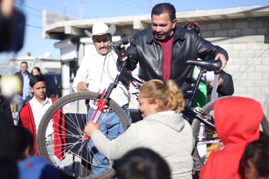Yonkeros entregan reconocimiento al Presidente Municipal