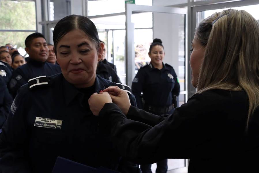 Agentes municipales destacados reciben reconocimiento como “Policía del Mes”