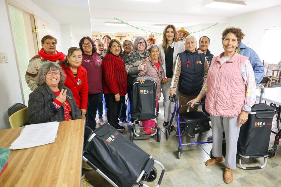 Continúa DIF con entrega de regalos navideños en Consejos del Adulto Mayor
