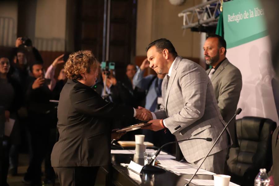 Entregan Presea de Fray García de San Francisco a familia de Humberto Leal Valenzuela