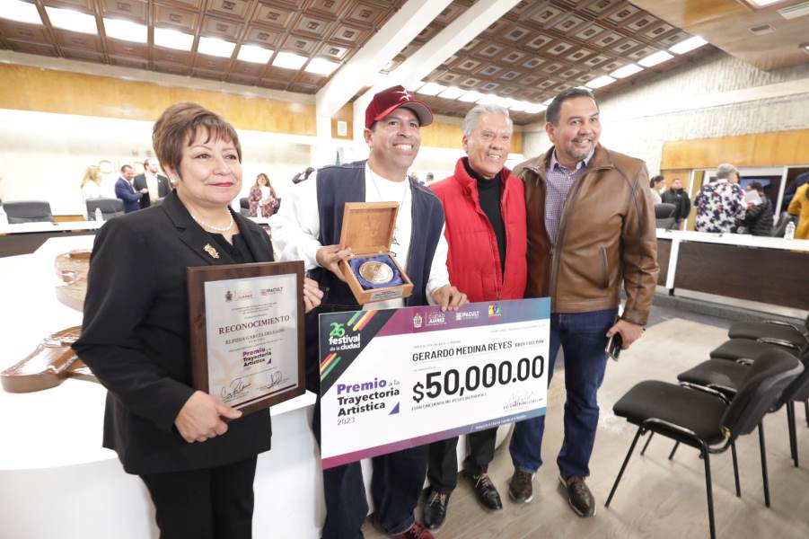 Entregó Presidente Municipal Premio a la Trayectoria Artística 2023