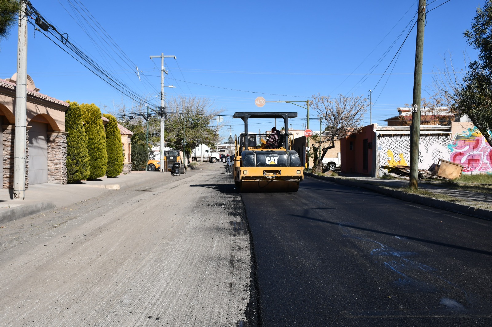 Continúan trabajos de repavimentación en calle Río Jucar