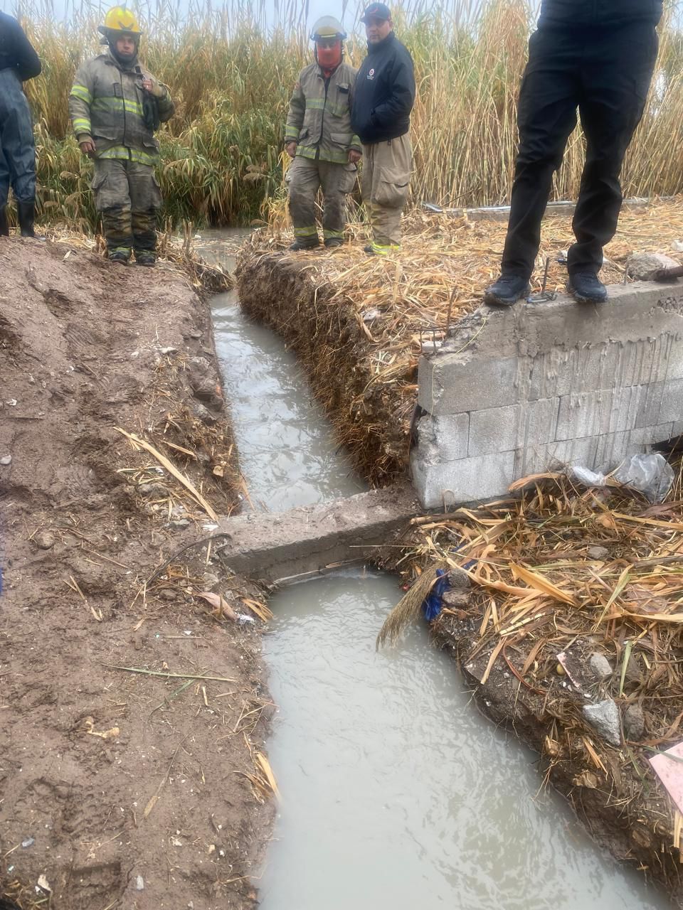 Atienden desborde de acequia en la Colonia Reforma.