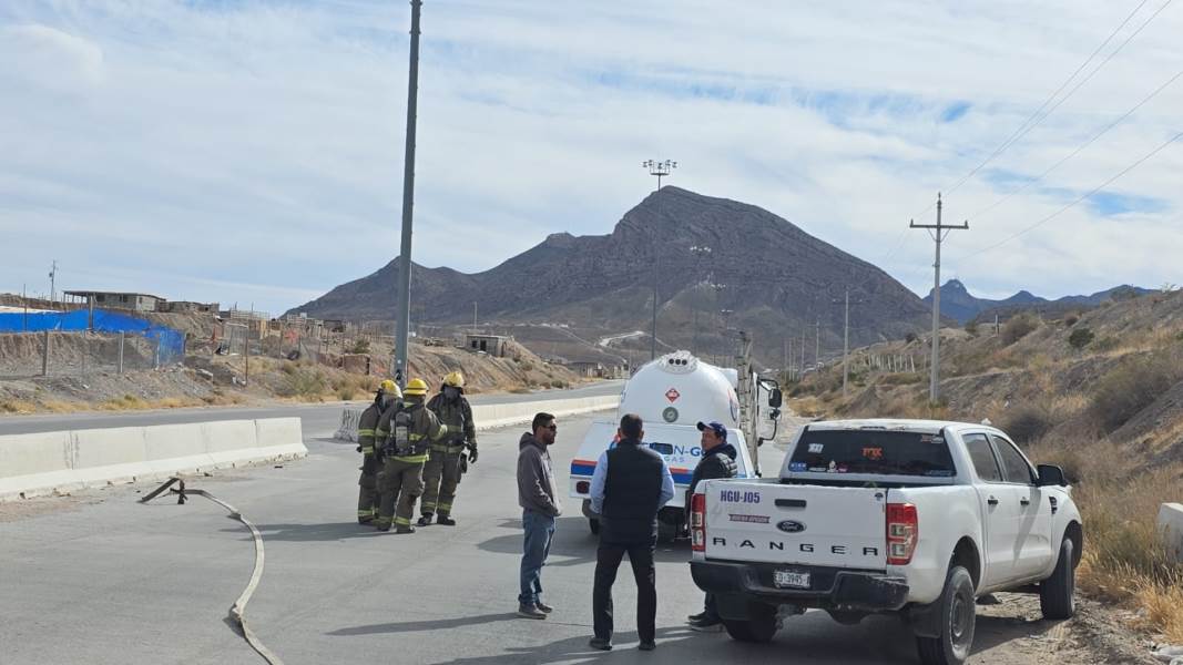 Cierran Camino Real por fuga de gas en pipa