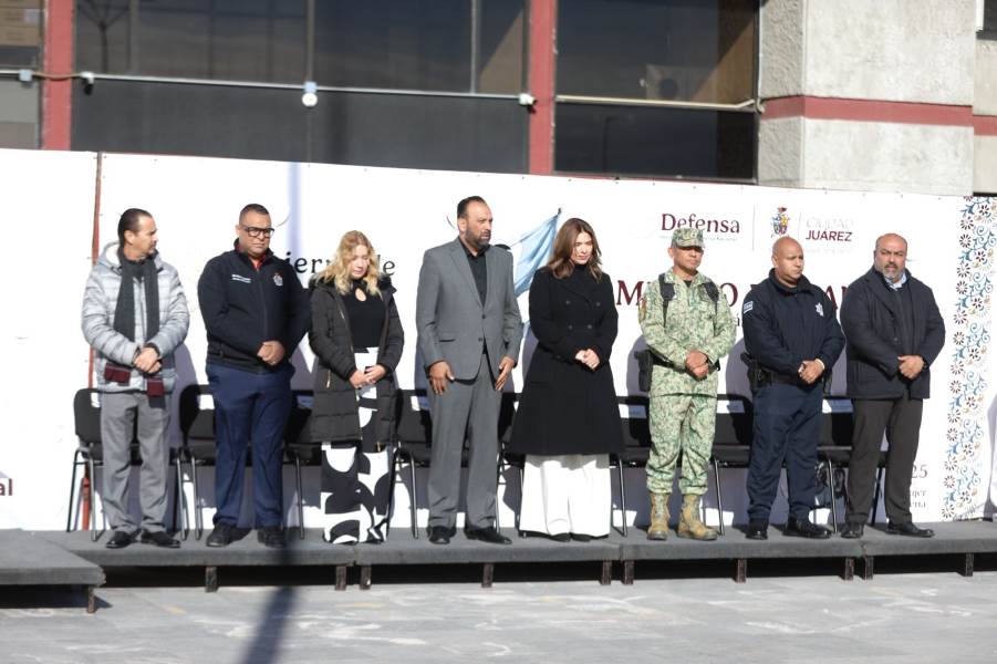 Realizan ceremonia de izamiento y honores a la bandera en la Unidad Administrativa Benito Juárez
