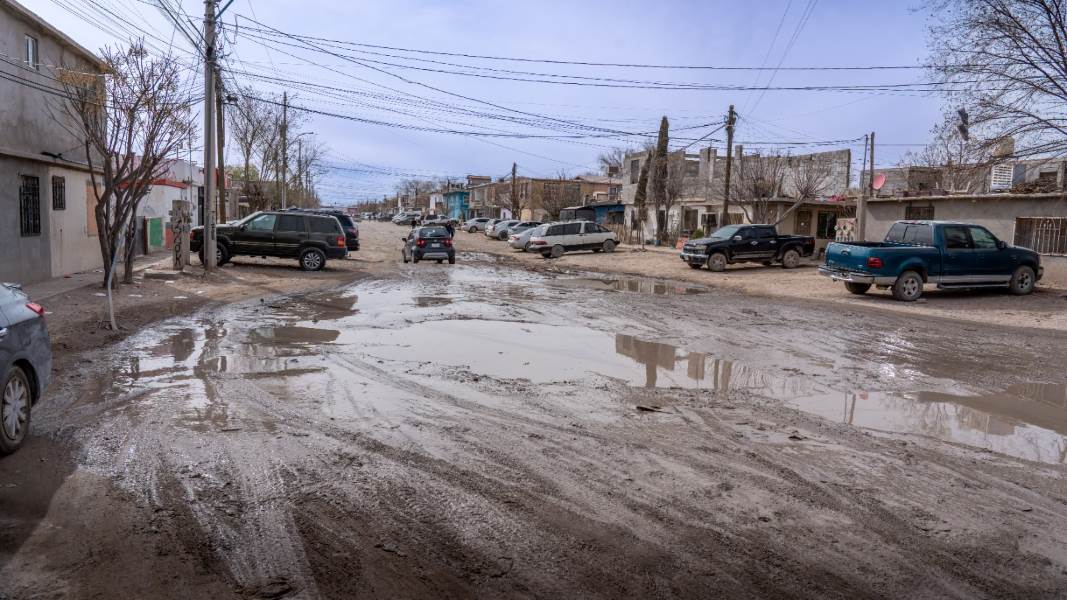 Vecinos de Carlos Castillo Peraza se reúnen con JMAS por brotes de aguas negras