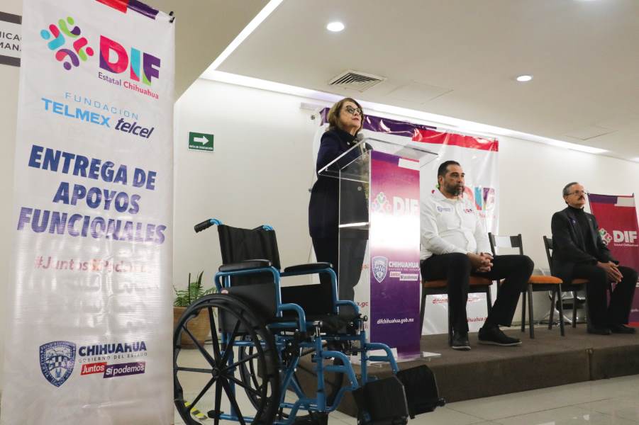 Inician entrega de 224 sillas de ruedas y prótesis de pierna