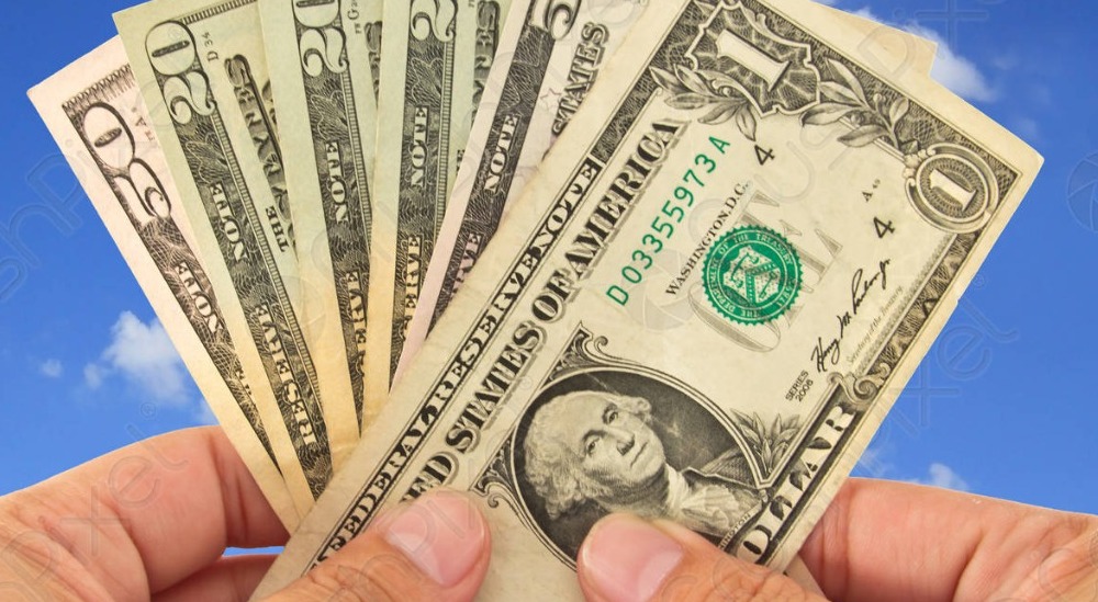Reportan baja en el precio del dólar con 10 centavos menos en casas de cambio.