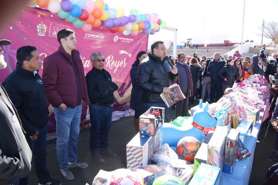 Entrega Presidente Pérez Cuéllar miles de juguetes a niños del oriente de la ciudad