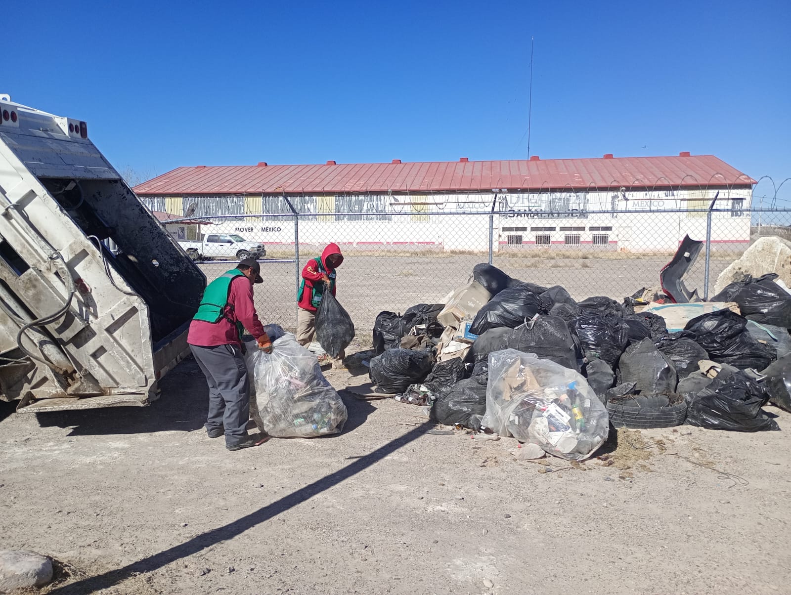 Interviene municipio con labores de limpieza en Samalayuca.