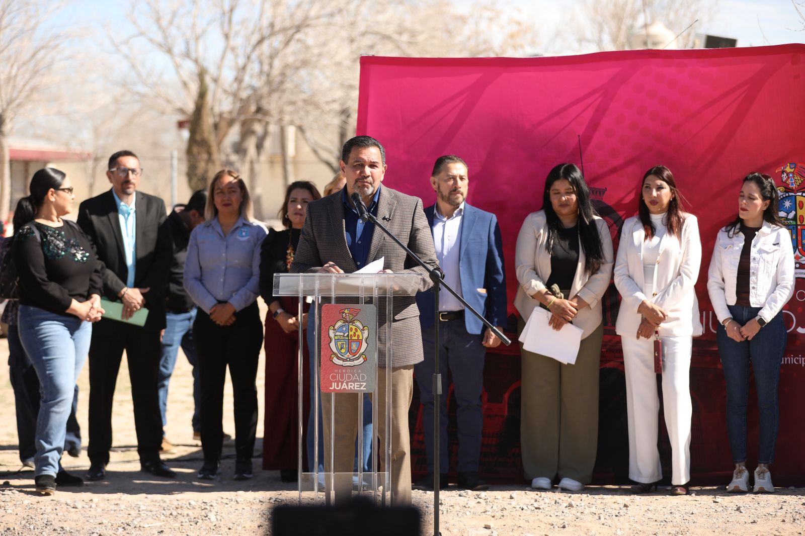 Entrega alcalde obras en varias escuelas.