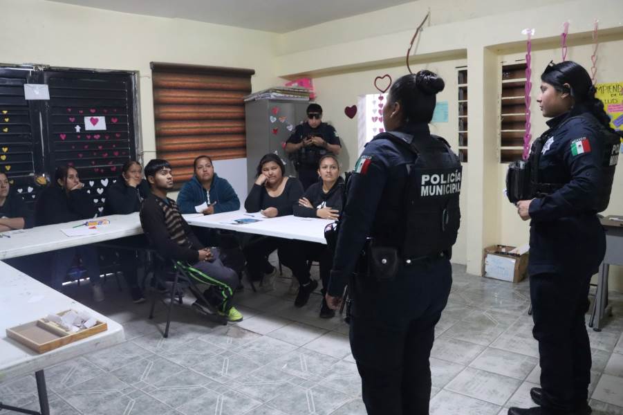 SSPM imparte plática preventiva a promotores de seguridad en Parajes de San José