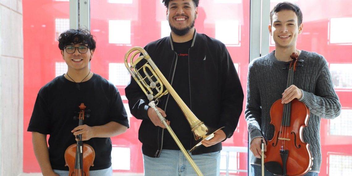 Tres estudiantes de la UACJ participan en gira nacional con orquesta juvenil