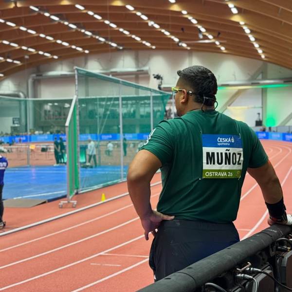 Uziel Muñoz establece récord mexicano indoor en impulso de bala