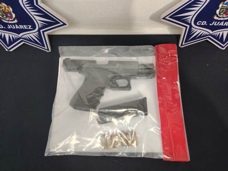 Detienen a joven por portación de arma de fuego y delitos contra la salud