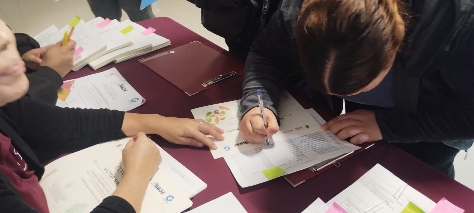 Entregan constancias a comerciantes sobre curso de manejo de alimentos.
