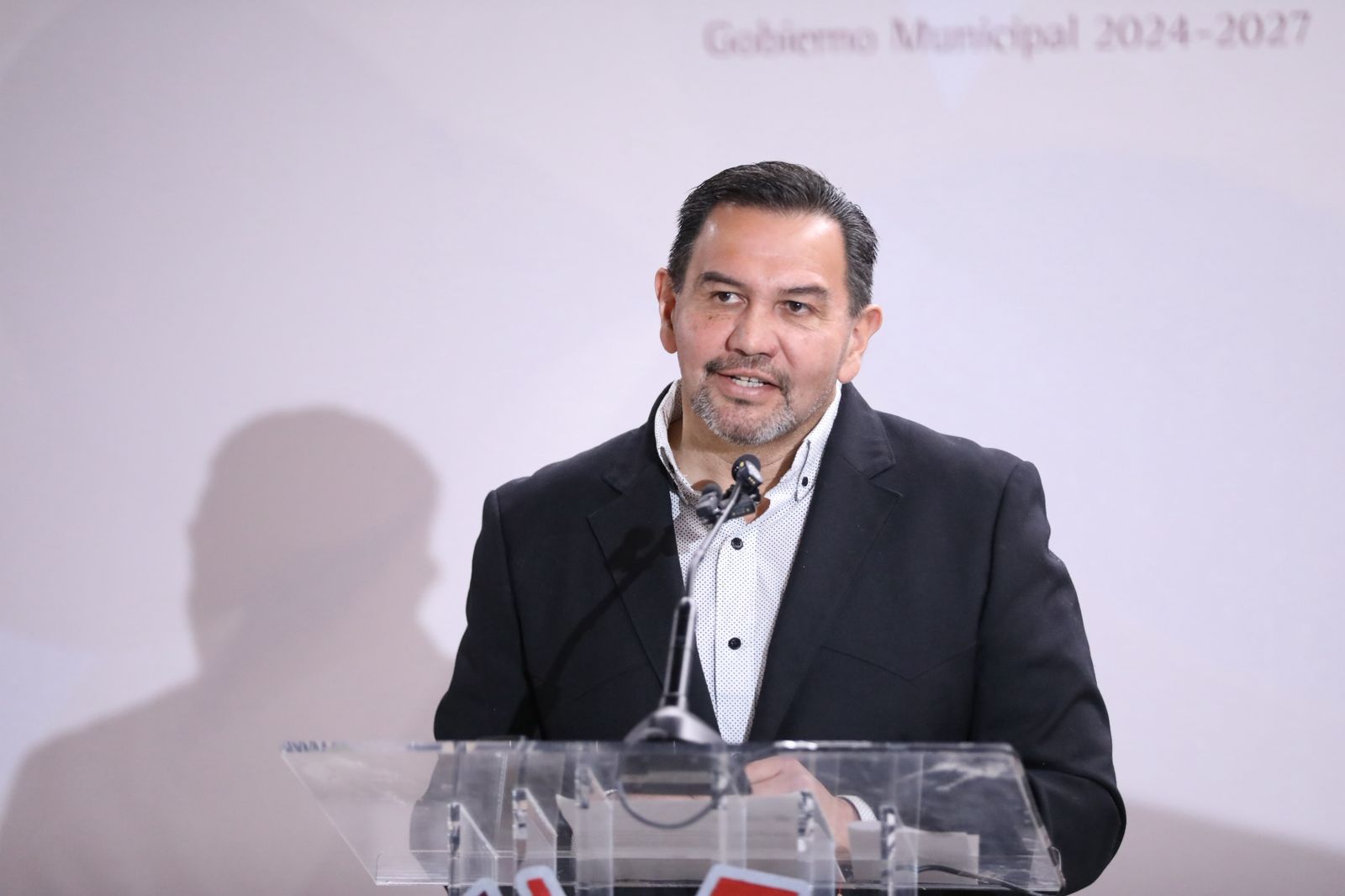 Ya son muchos anuncios, nomás que paguen el Predial.