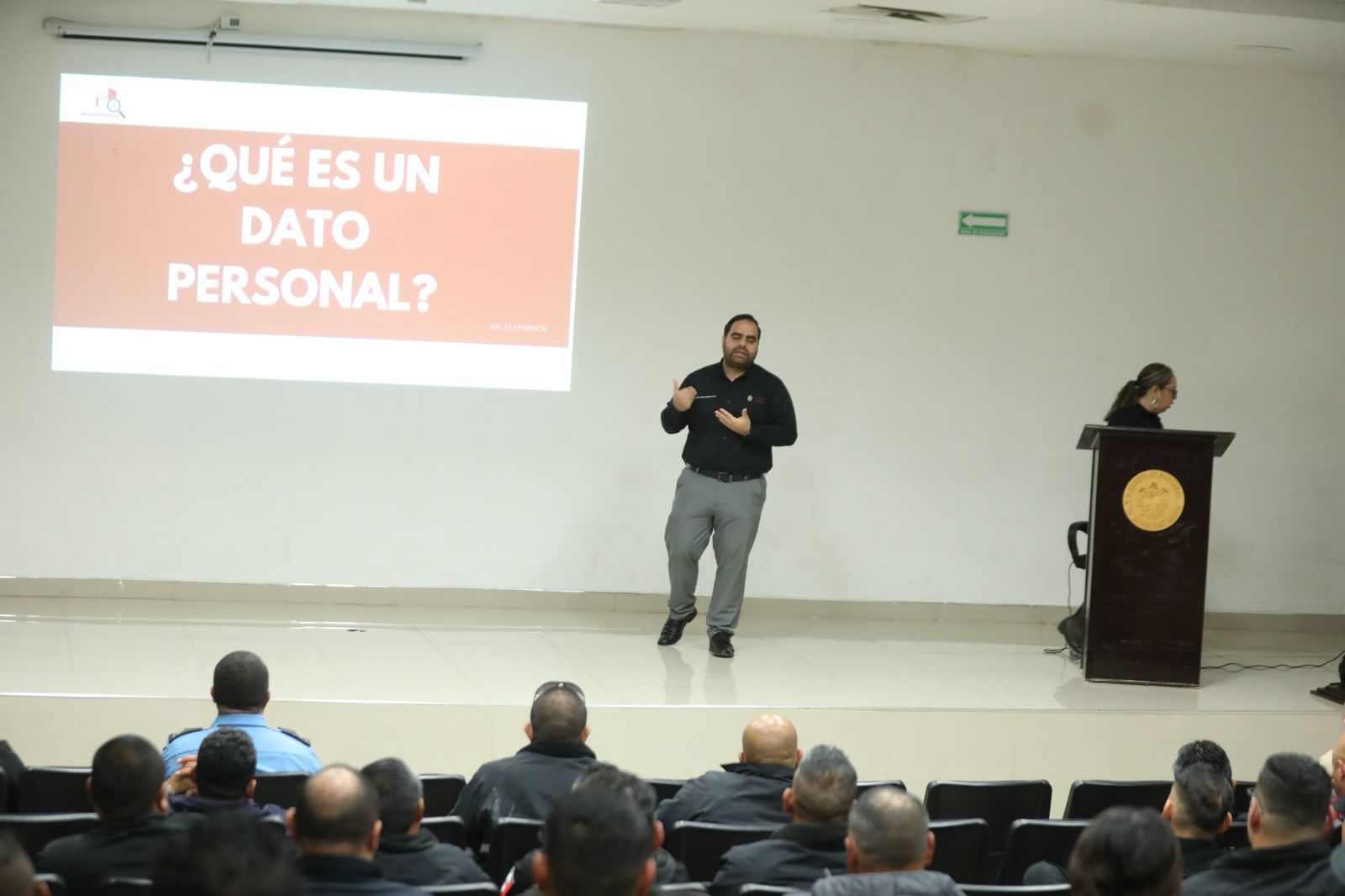 Capacitan a empleados municipales en materia de protección de datos personales.