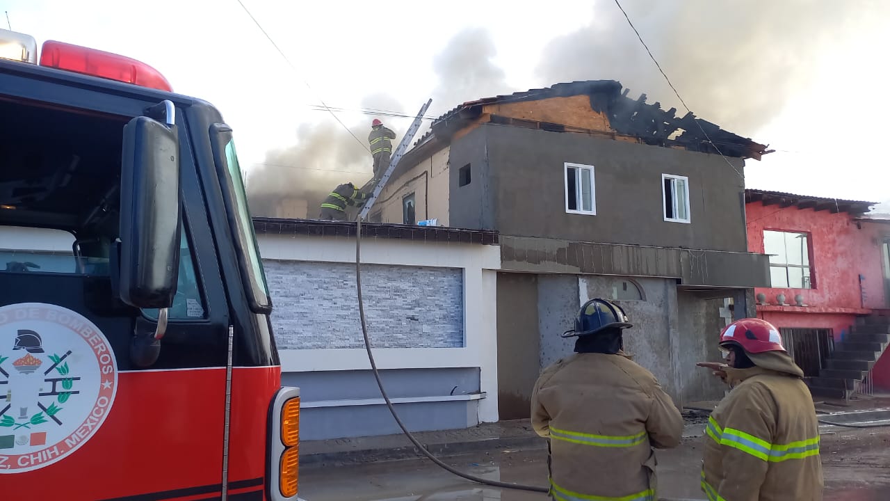 Atienden Bomberos incendio de vivienda en la colonia Zaragoza.