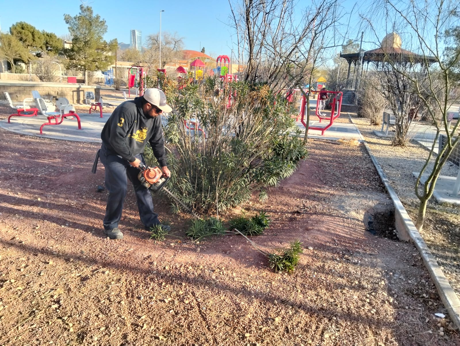 Realizan mantenimiento en el parque Chaveña