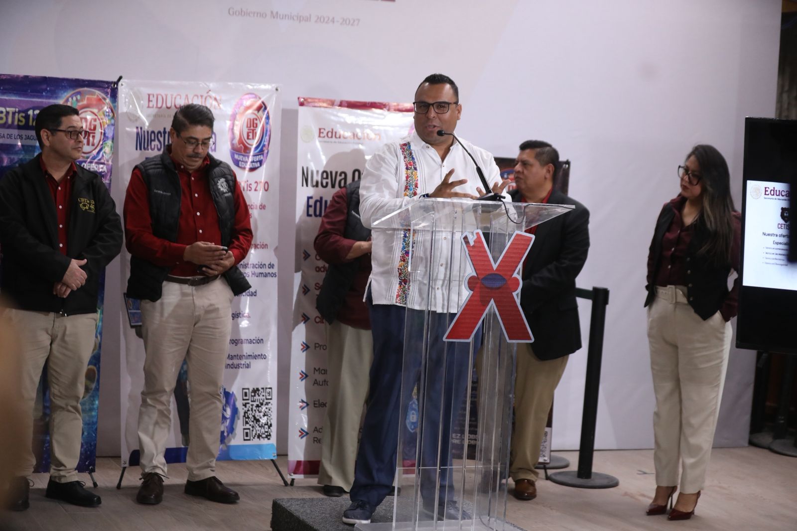 Anuncian nueva oferta educativa con especialidades para el nivel medio superior.