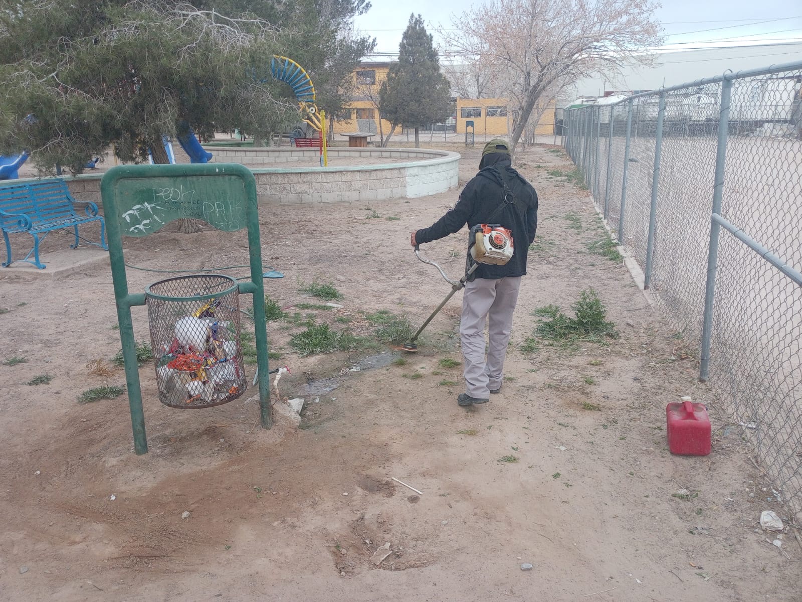 Dan mantenimiento al Parque La Perla en la zona de Pradera Dorada.