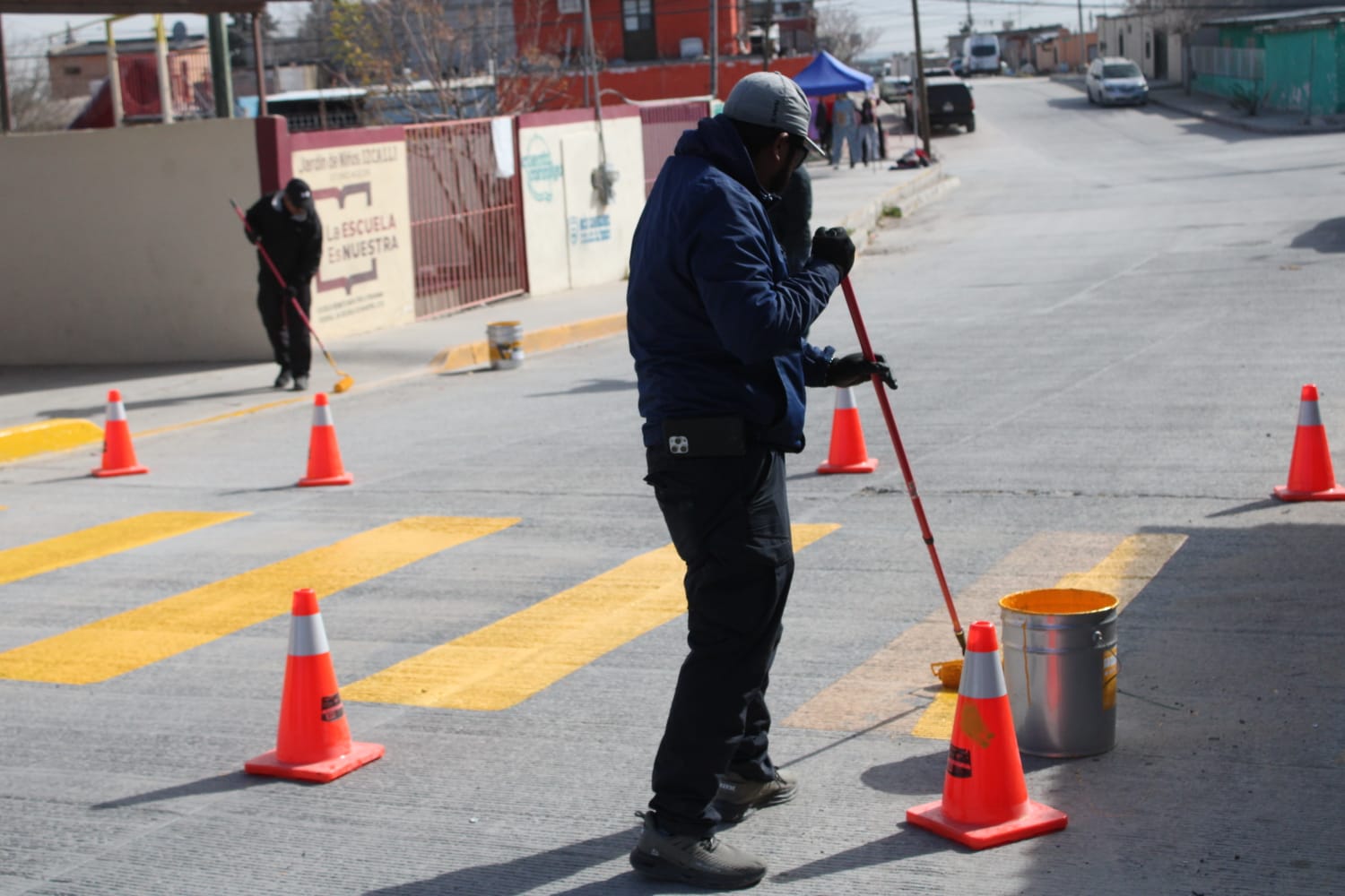Pintan paso peatonal frente a jardín de niños.