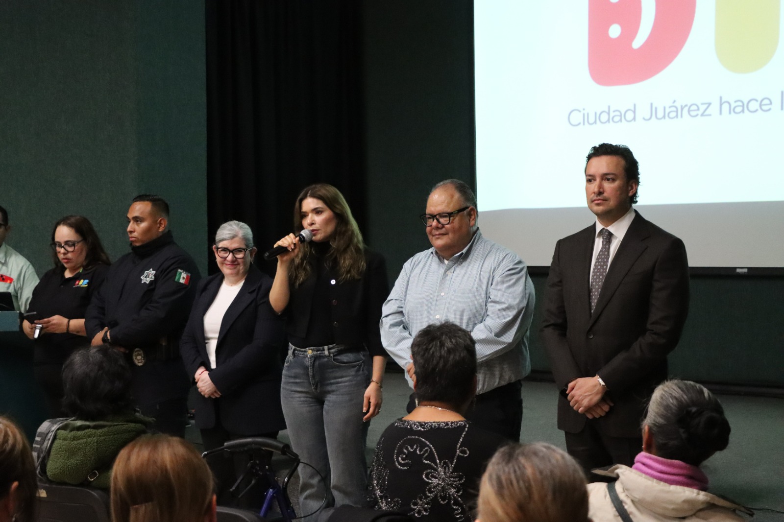 Imparten pláticas sobre prevención social a adultos mayores.