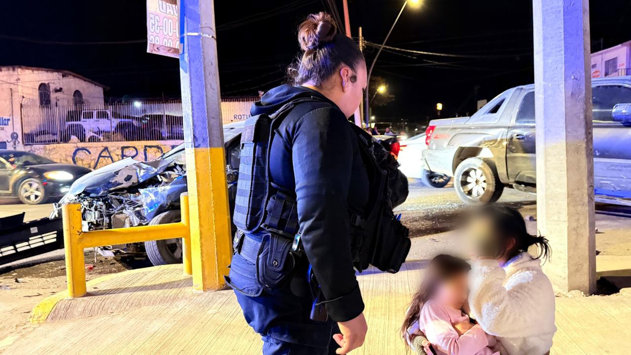 Auxilian policías a niña atrapada en vehículo tras percance vial.