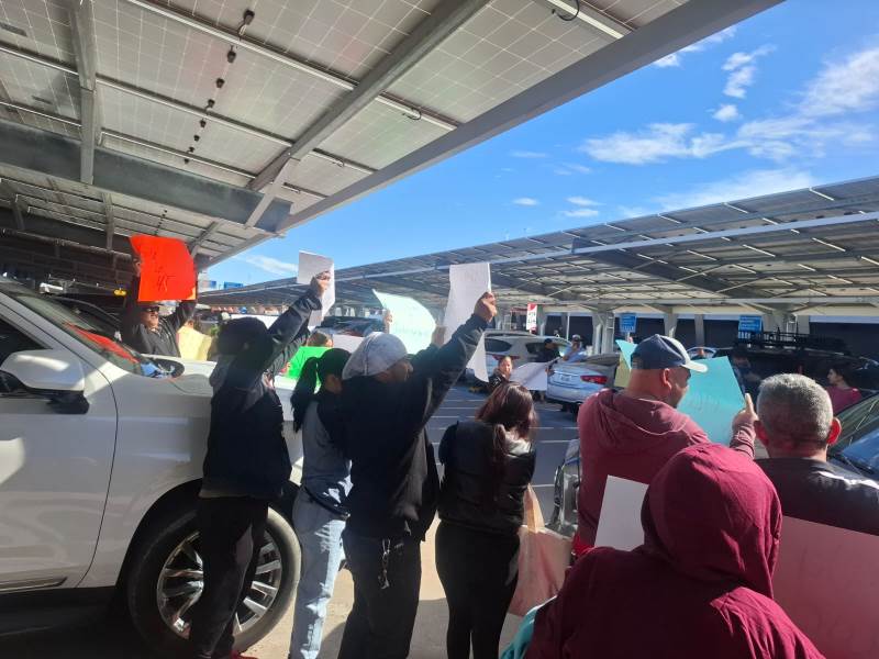 Reciben con protestas a Marx Arriaga en el Aeropuerto de Ciudad Juárez