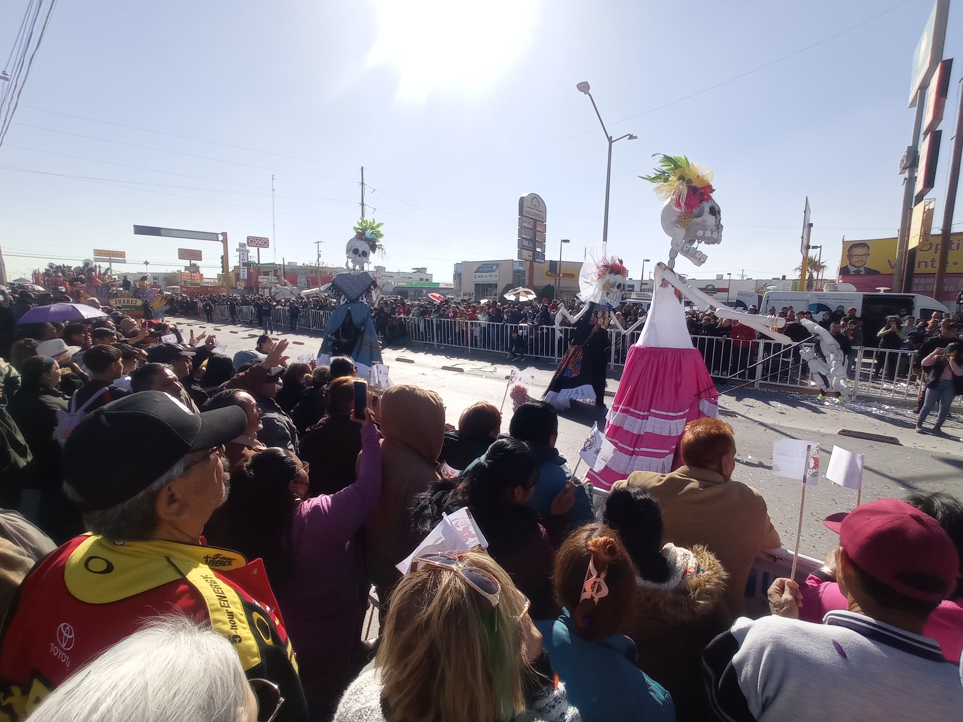 Destaca la reproducción a escala de monumentos y vegetación.