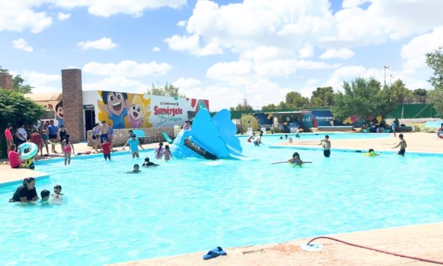 Campamentos de Verano visitan AquaDIF como parte de sus actividades recreativas