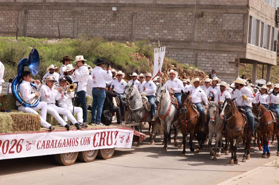 Cruz Pérez Cuéllar participa en la Cabalgata Villista en Parral