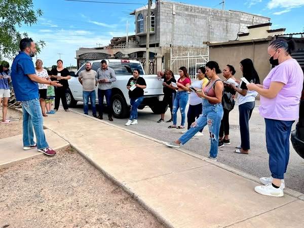 Se reúne titular de Atención Ciudadana del Suroriente con vecinos de la colonia Roma