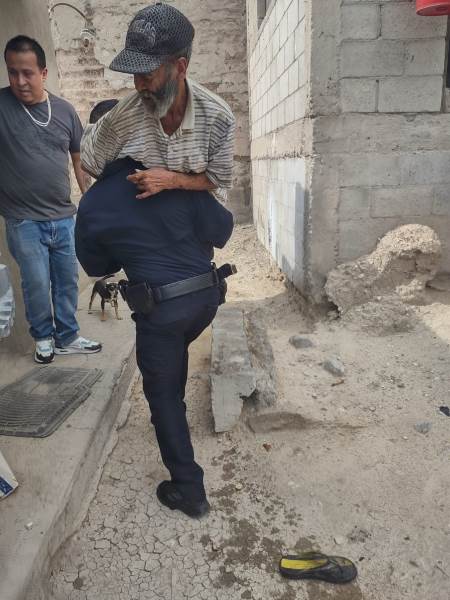 Policías rescatan a adulto mayor de incendio en colonia Álvaro Obregón