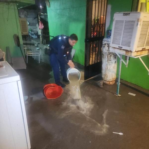 Policías municipales auxilian a pareja de adultos mayores afectada por lluvias en colonia Hermenegildo Galeana