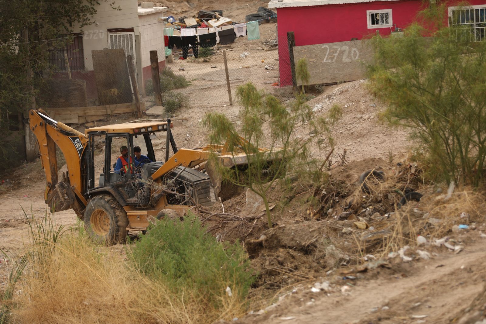 Intensifican labor de desazolve en las calles; retiran 900 toneladas de lodo y escombro.