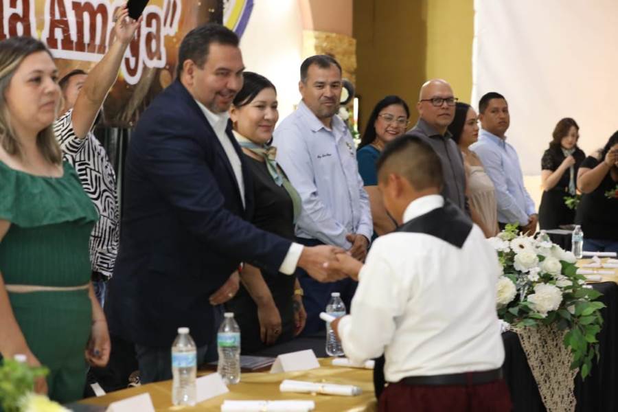Presidente Municipal de Juárez acompañó a estudiantes en emotiva graduación en Ascensión