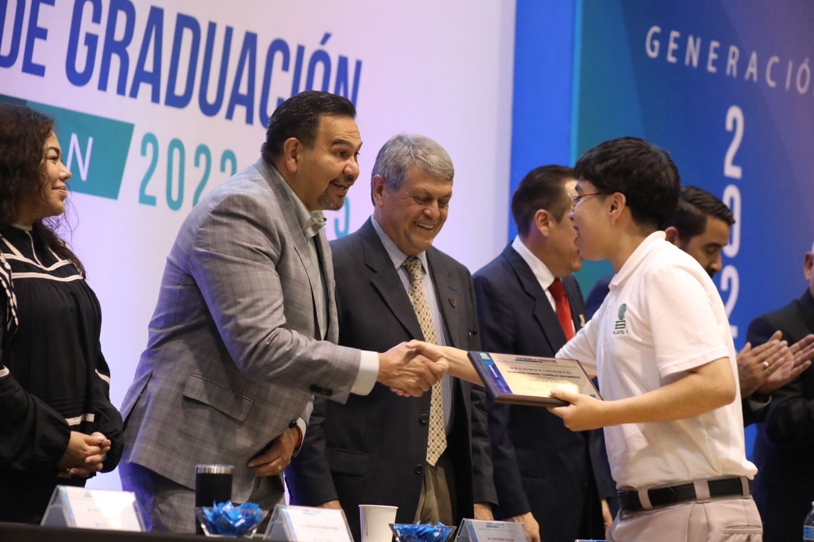 Reconoce alcalde a familias por cumplir sueños en la educación.