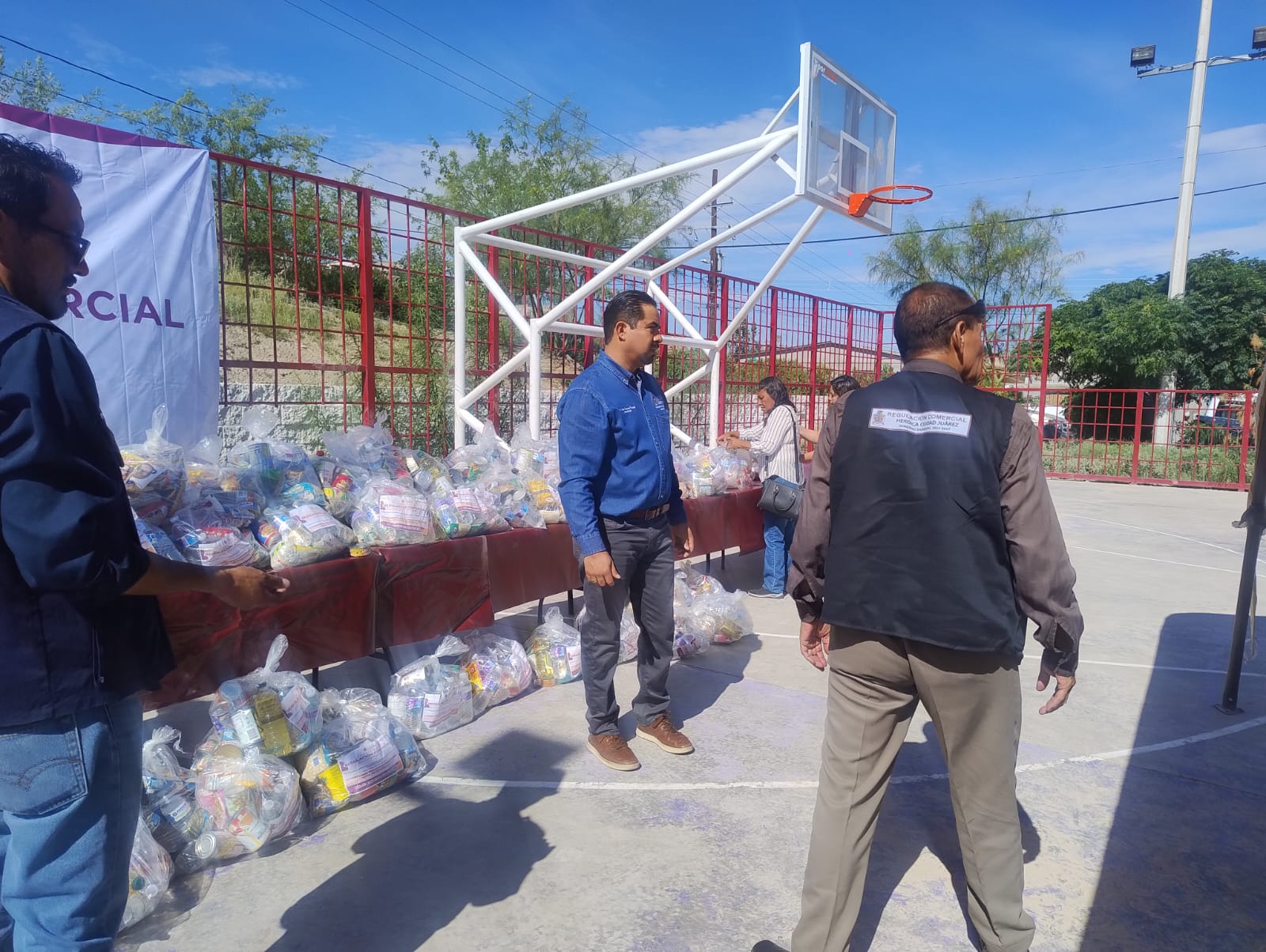 Contribuyen líderes de mercados populares para programa de despensas.