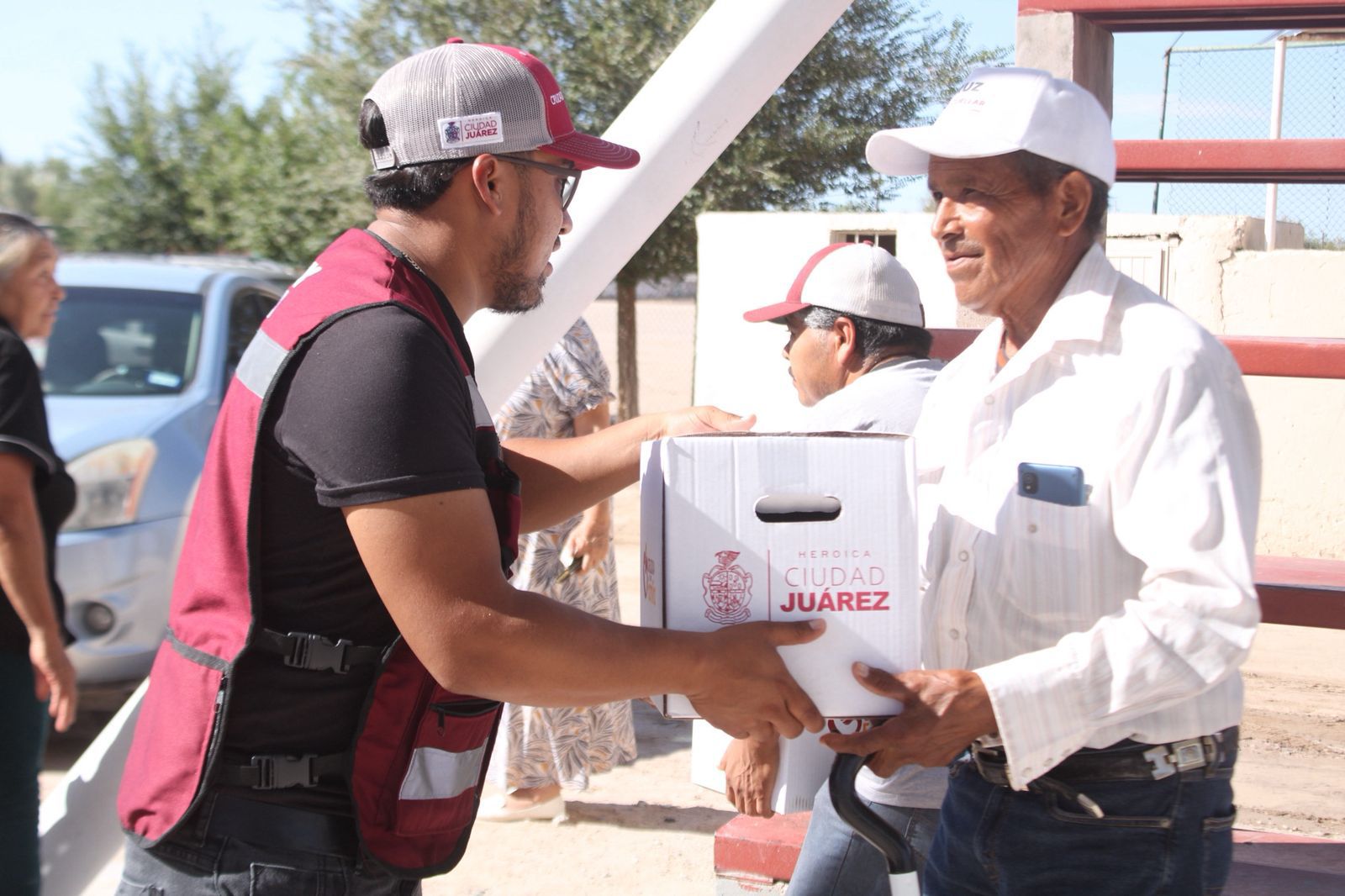 Arranca Cruzada por tu Familia con el reparto de despensas en el Valle de Juárez.