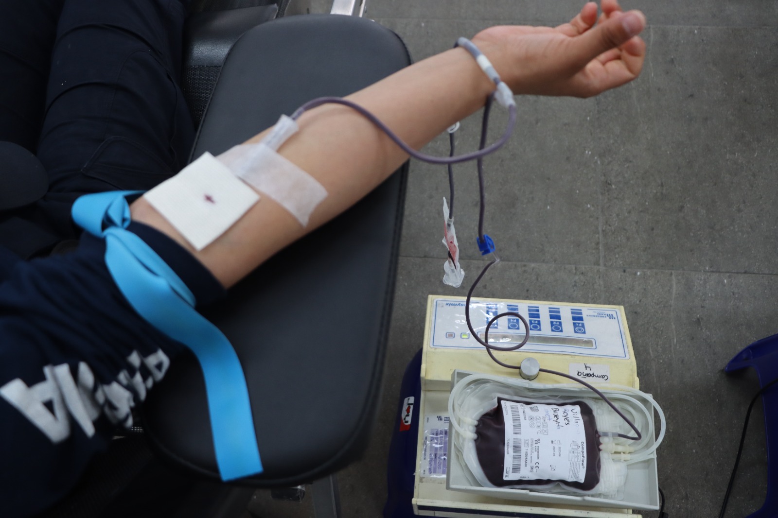 Participan cadetes en campaña altruista de donación de sangre.