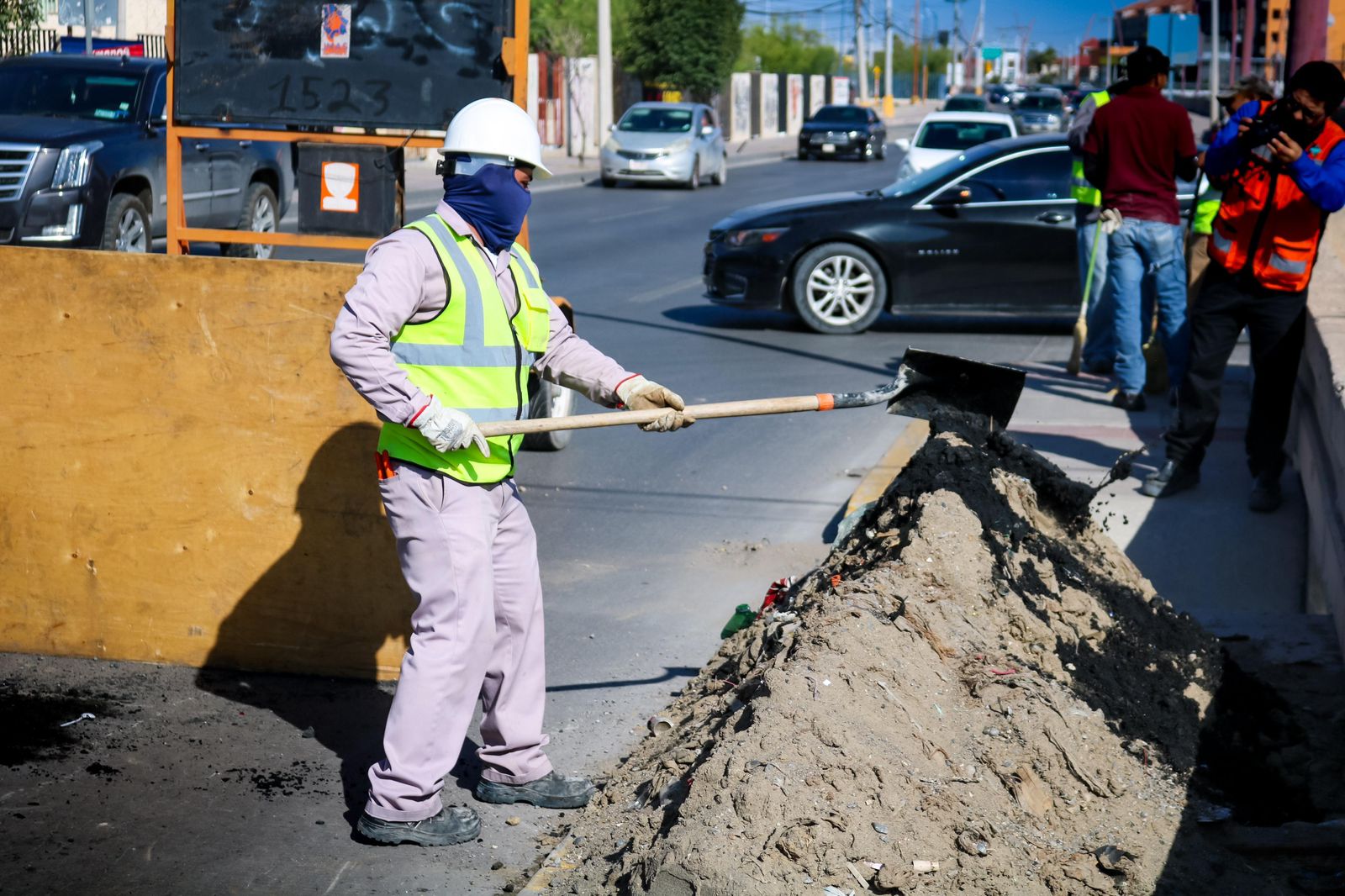 Intensifican labores de limpieza del colector Teófilo Borunda.