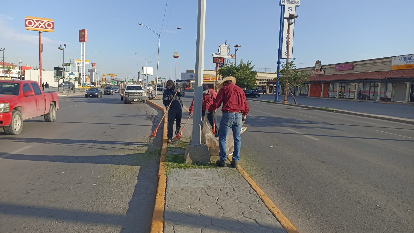 Atienden con labores de limpieza el camellón central del Boulevard Oscar Flores.