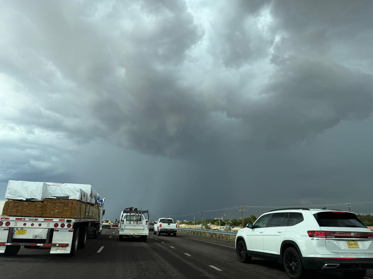 Lluvias azotan a 30 municipios en la entidad; piden a la población mantener medidas de prevención.